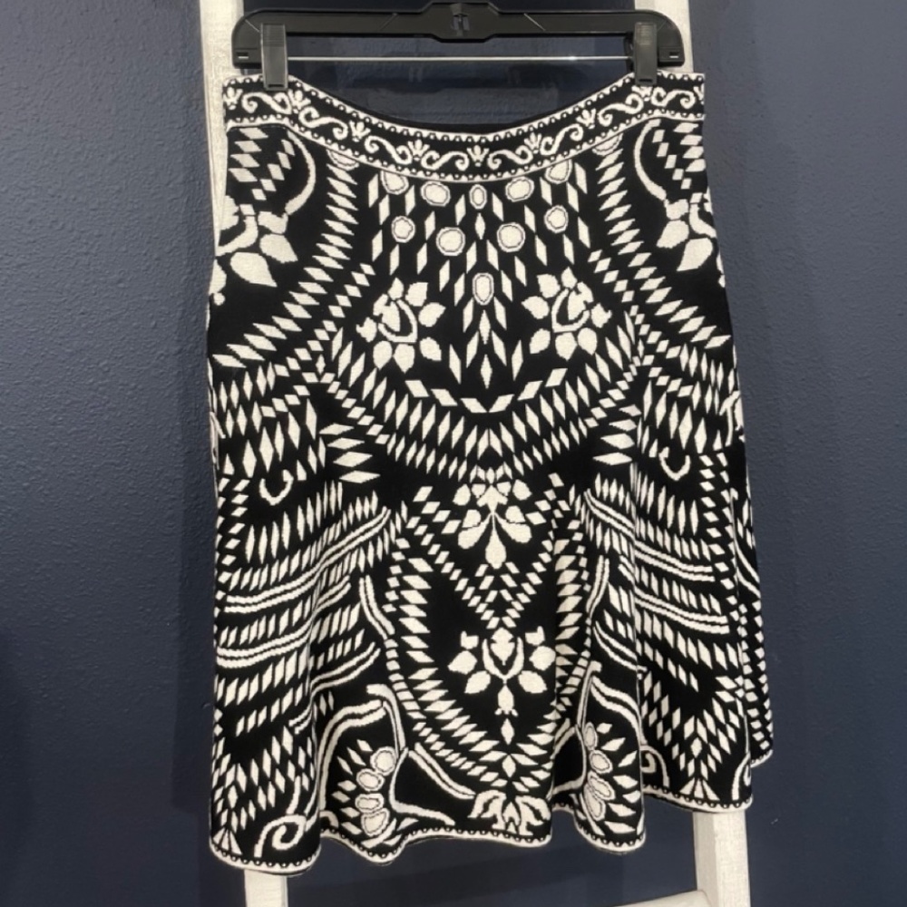 Express black and white floral sweater skirt
